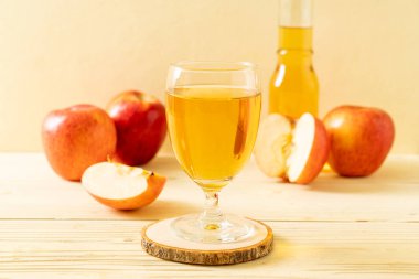 Kırmızı elma meyvesi ile elma suyu