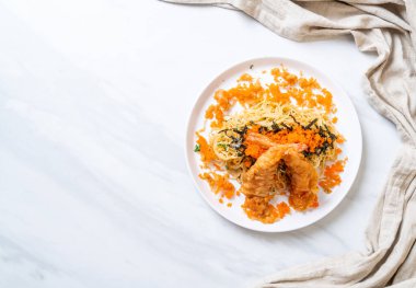 Spagetti tempura karides ve karides yumurta ile