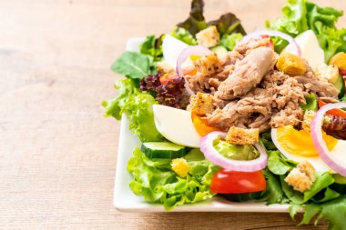 Sebze salatası ve yumurta ile tuna