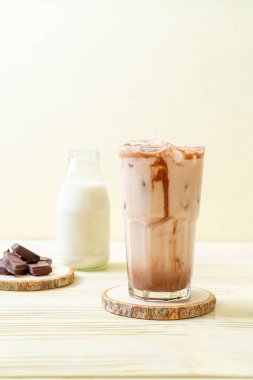 Buzlu çikolata milkshake içecek