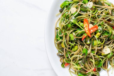 Istiridye sosu ile Kızarmış ayçiçeği Sprout