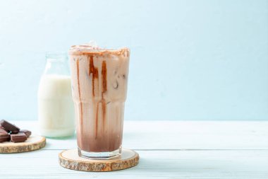 Buzlu çikolata milkshake içecek
