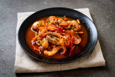 tavada kızartılmış ahtapot veya kalamar Kore baharatlı hamur (osam bulgog ile