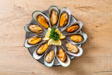 Limonlu ve maydanozlu midye