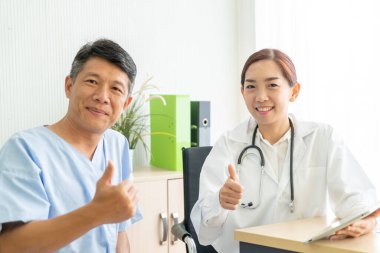Asya kıdemli hasta doktor ile istişare sahip