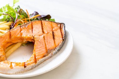 sebze ve patates kızartması ile ızgara somon biftek fileto