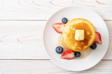 çilek, yaban mersini ve bal ile gözleme