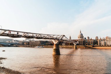 Gün batımında St Pauls Katedrali ve Milenyum Köprüsü