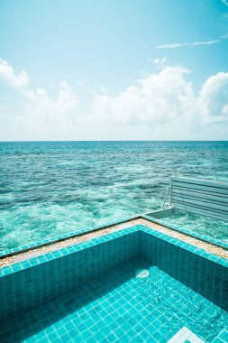 Maldivler deniz arka plan ile Yüzme Havuzu