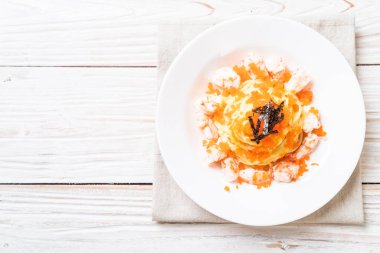 karidesler ve karides yumurtası ile spagetti kremsi