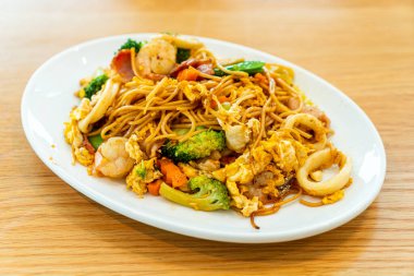 Kızarmış erişte, deniz ürünü ve sebzeli.