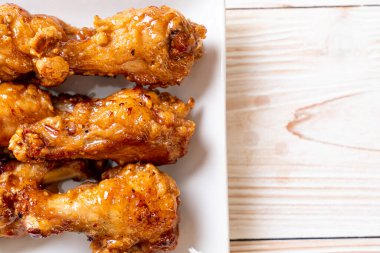 Soslu kızarmış tavuk.