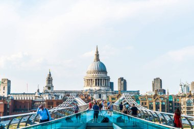 Londra, İngiltere, 27 Ağustos 2019: İnsanlar Millenium b'de yürüyor