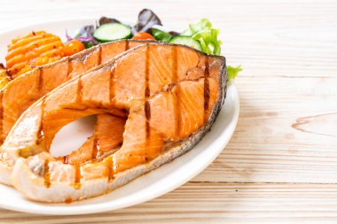 sebze ile ızgara somon biftek fileto