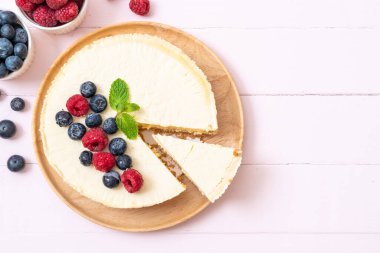 Ahududu ve yaban mersini ile ev yapımı cheesecake 