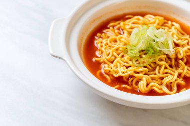 kimchi Koreli baharatlı anlık erişte