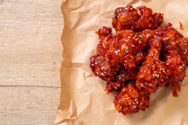 Baharatlı soslu kızarmış tavuk 