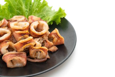 Siyah tabakta ızgara kalamar.