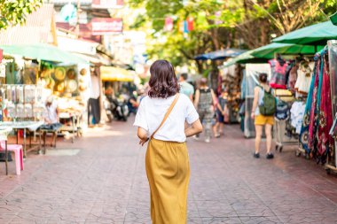 Mutlu ve güzel Asyalı kadın Khao Sarn Road, Tha seyahat