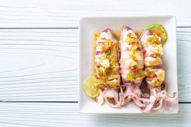 Baharatlı Chili ve limon sosu ile buharda squids