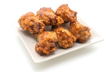 Beyaz arka planda kızarmış tavuk