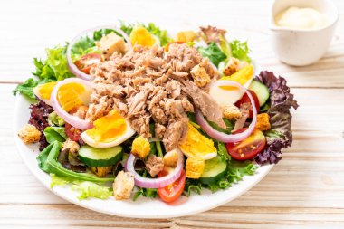Sebze salatası ve yumurta ile tuna