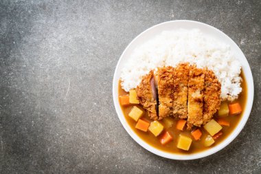 Çıtır çıtır kızarmış domuz pirzola köri ve pilav ile 