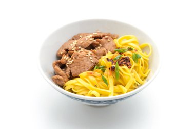 domuz eti ile Asya tavada kızartılmış erişte