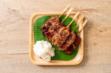 saptırılmış süt domuz beyaz yapışkan pirinç ile ızgara