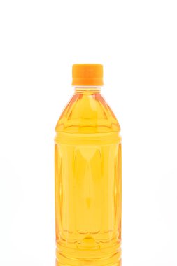 şişe buzlu çay ve yeşil çay beyaz arka plan üzerinde