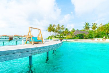 tropikal Maldivler tatil ve deniz arka plan ile kanepe salıncak