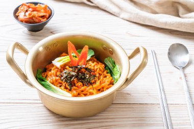 sebze ve kimchi Koreli anlık erişte