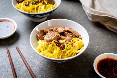 domuz eti ile Asya tavada kızartılmış erişte