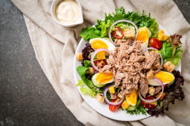 Sebze salatası ve yumurta ile tuna