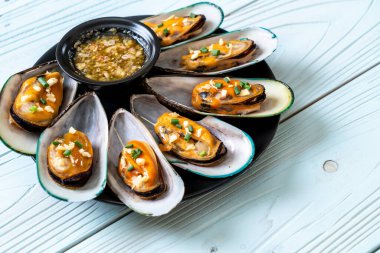 Midye limon ve sarımsak ile