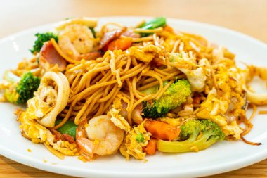 Kızarmış erişte, deniz ürünü ve sebzeli.