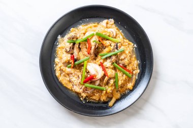 Tavada kızartılmış kalamar ve ahtapot tuzlu yumurta ile