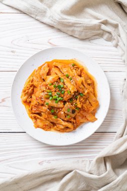 kimchi ile tavada kızartılmış domuz eti 