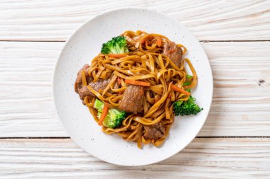 domuz ve sebze ile kızarmış erişte