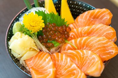 pirinç kase (donburi tepesinde taze somon)