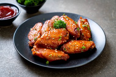 Barbekü tavuk kanatları beyaz susam ile