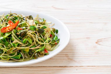 Istiridye sosu ile Kızarmış ayçiçeği Sprout