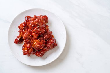 Baharatlı soslu kızarmış tavuk 