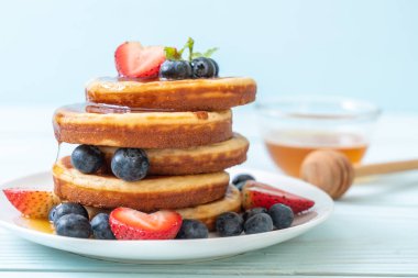 taze yaban mersini, taze çilek ve bal ile gözleme