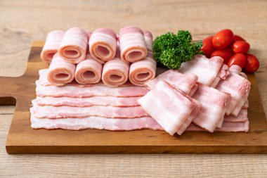 Çiğ domuz pastırma dilimlenmiş