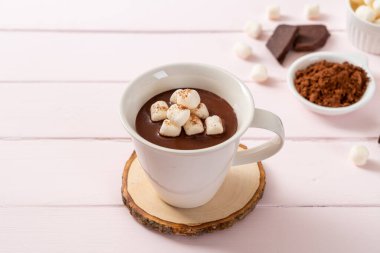 Şekerlemeli sıcak çikolata.