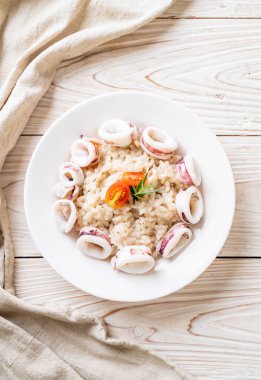 Kalamarlar veya ahtapot risotto