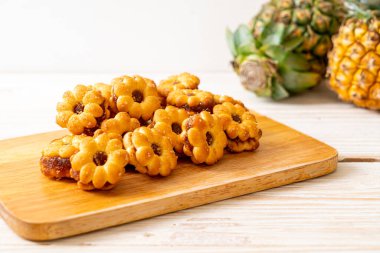 ananas reçeli ile çiçek bisküvi