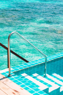 Maldivler deniz arka plan ile Yüzme Havuzu