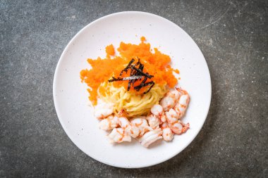 karidesler ve karides yumurtası ile spagetti kremsi
